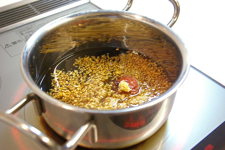 お鍋にカキ以外の材料を入れ、ひと煮立ちさせる様子
